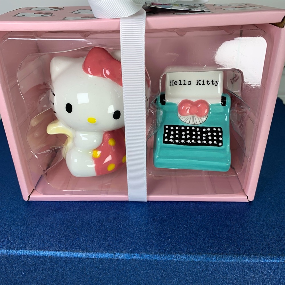 Hello Kitty & Friends Ceramic Salt & Pepper Shaker Typewriter/ Hello Kitty